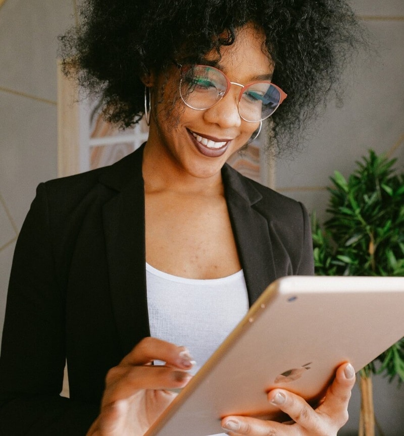 Femme utilisant une tablette