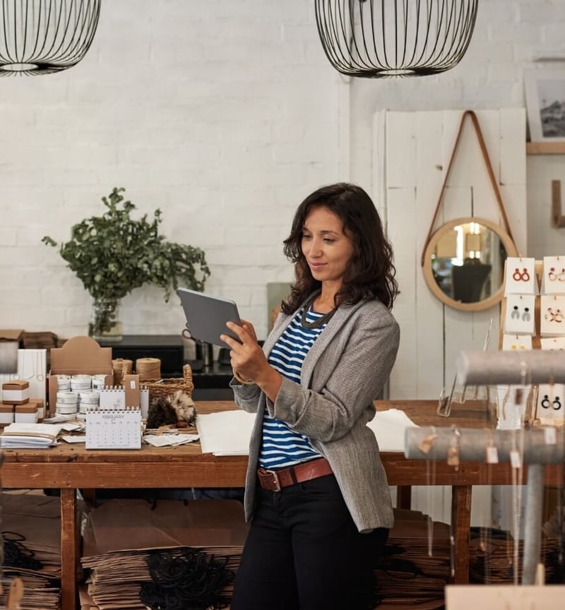 Femme faisant du merchandising sur tablette