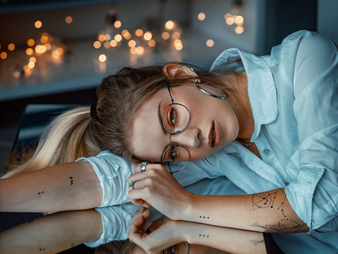 Femmes avec des lunettes et le visage couvert